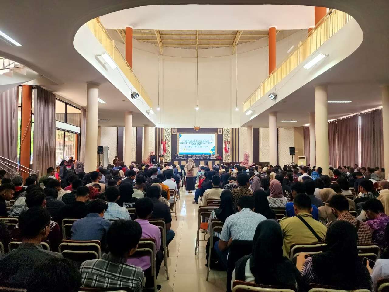 Acara pernikahan outdoor dengan dekorasi balon di Student Center Pertamina